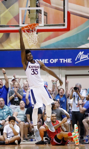 Veteran big men stand out in Kansas, Michigan title runs